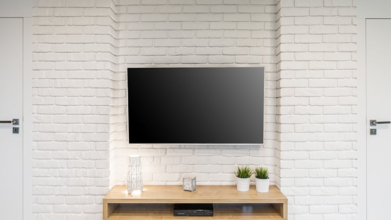 Best-TV-for-Bright-Room-on-wall-mount