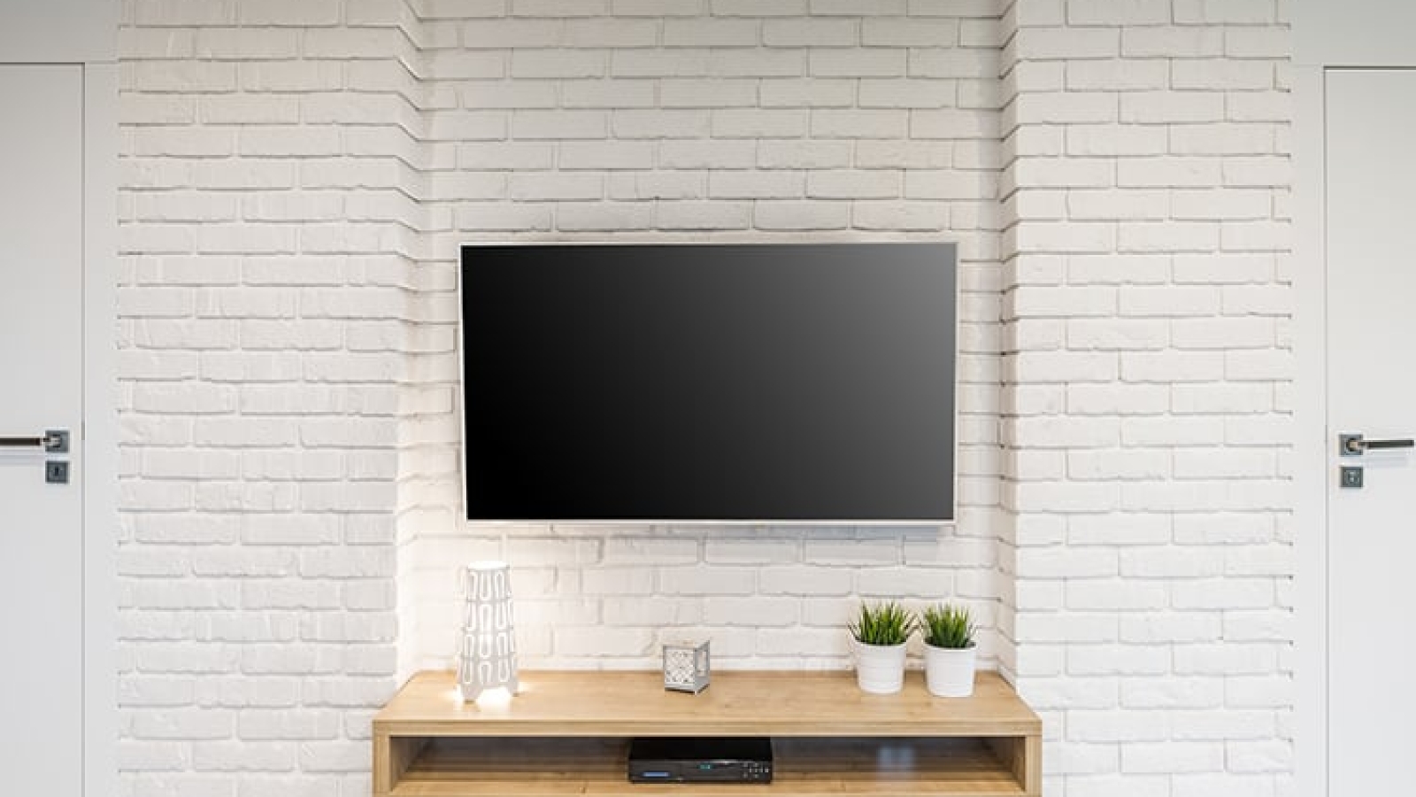 Best-TV-for-Bright-Room-on-wall-mount